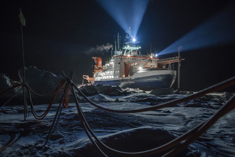 Das Forschungsschiff Polarstern im Eis.