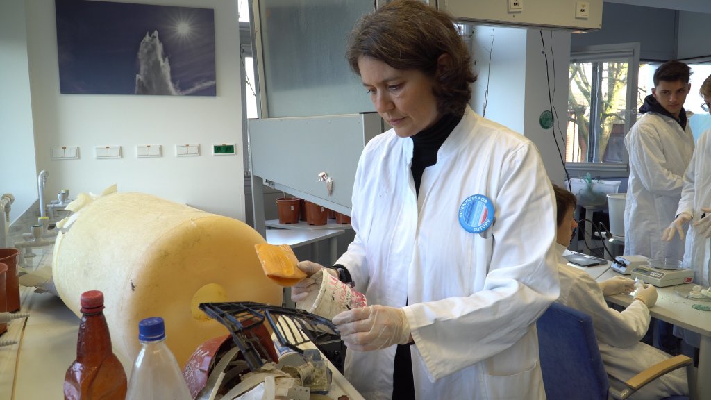 Dr. Melanie Bergmann, Tiefseeökologin am Alfred-Wegener-Institut, untersucht Plastikmüll aus dem Meer.