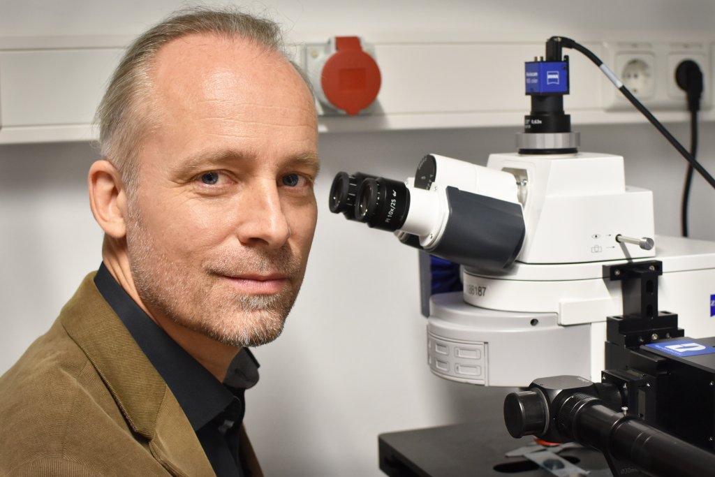 Dr. Christian Laforsch Universität Bayreuth am Mikroskop